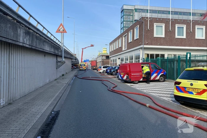 Grote uitslaande brand in een leegstaand pand