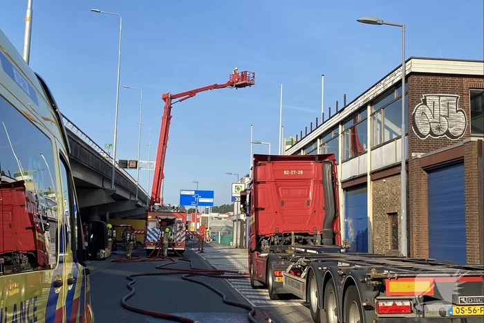 Grote uitslaande brand in een leegstaand pand