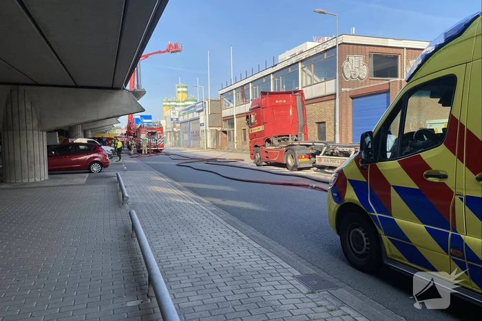 Grote uitslaande brand in een leegstaand pand