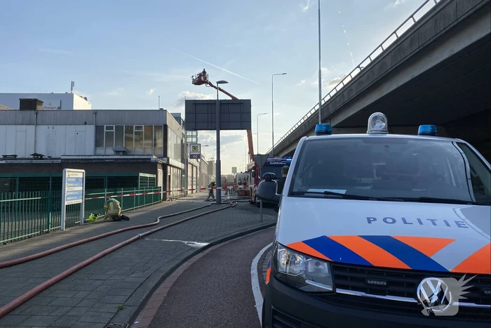 Grote uitslaande brand in een leegstaand pand