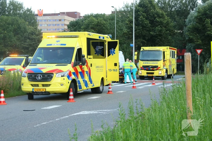Berijder scooter gewond bij aanrijding met auto