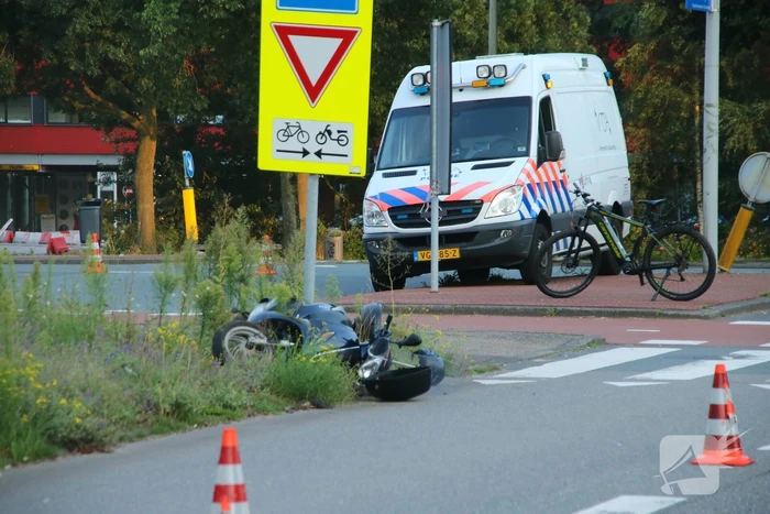 Berijder scooter gewond bij aanrijding met auto