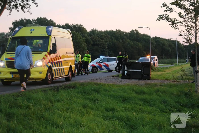 Brommobiel belandt op zijn kant door botsing