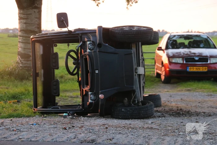 Brommobiel belandt op zijn kant door botsing