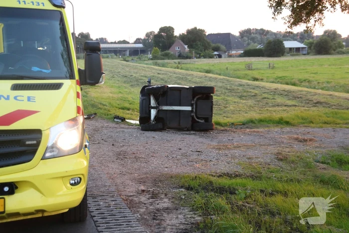 Brommobiel belandt op zijn kant door botsing