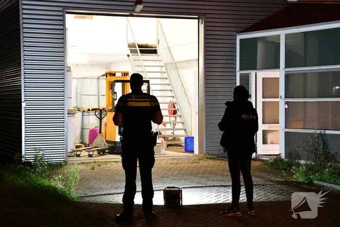 Politie doet onderzoek in bedrijfspand na vondst drugspand