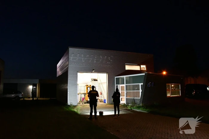Politie doet onderzoek in bedrijfspand na vondst drugspand