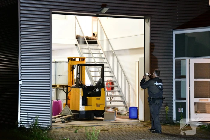Politie doet onderzoek in bedrijfspand na vondst drugspand