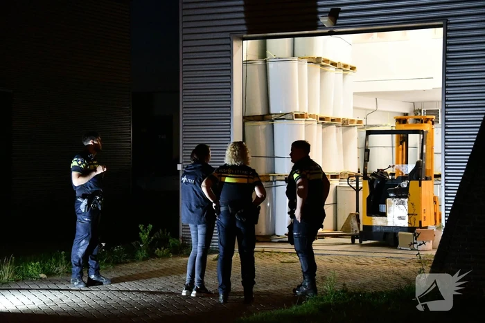 Politie doet onderzoek in bedrijfspand na vondst drugspand