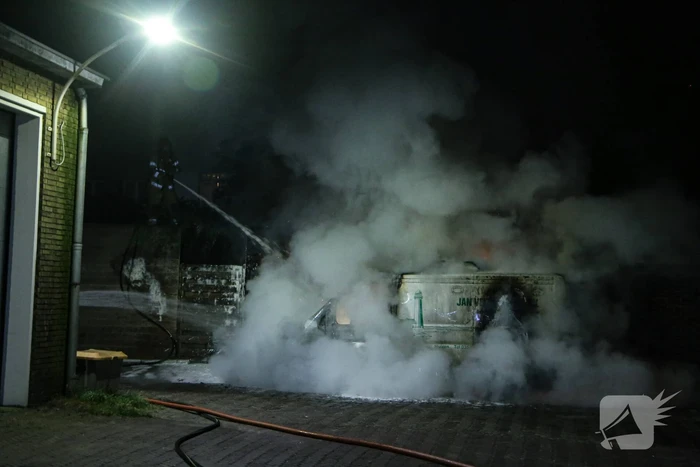 Bestelbus en deel van schuur volledig uitgebrand