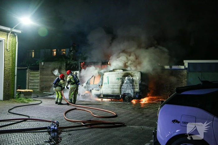 Bestelbus en deel van schuur volledig uitgebrand