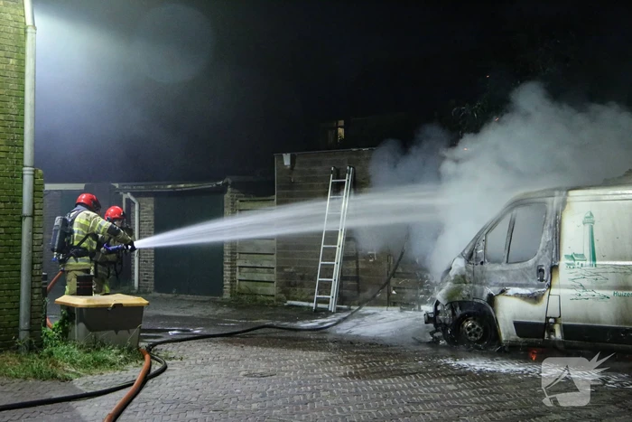 Bestelbus en deel van schuur volledig uitgebrand