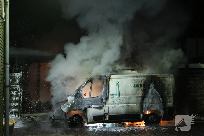 Bestelbus en deel van schuur volledig uitgebrand