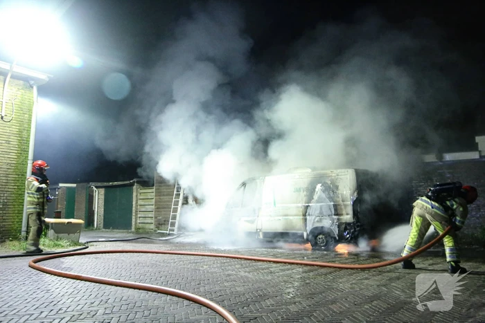 Bestelbus en deel van schuur volledig uitgebrand