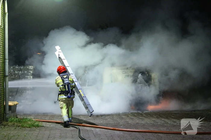 Bestelbus en deel van schuur volledig uitgebrand