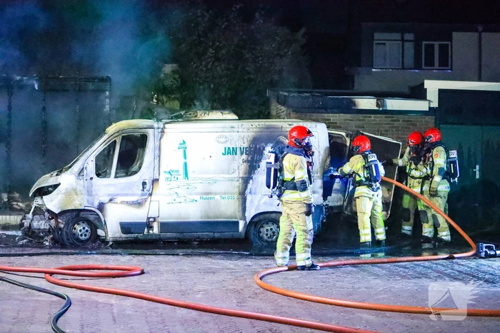 Bestelbus en deel van schuur volledig uitgebrand