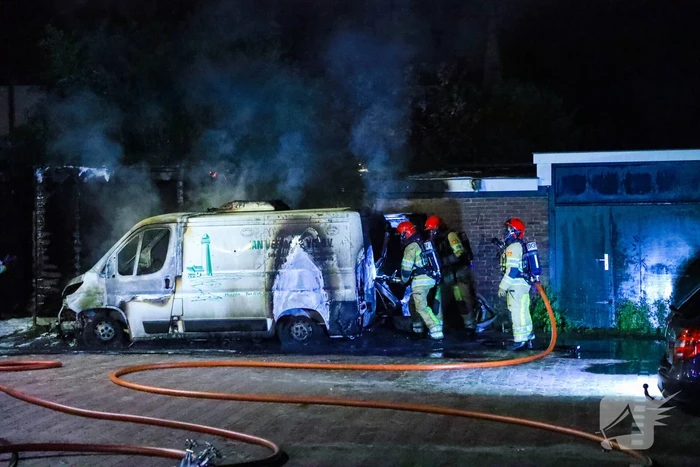 Bestelbus en deel van schuur volledig uitgebrand