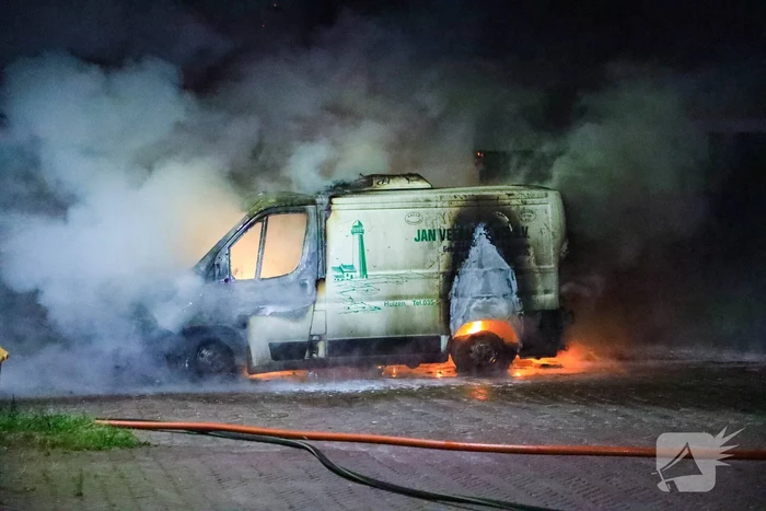 Bestelbus en deel van schuur volledig uitgebrand