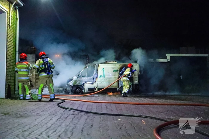 Bestelbus en deel van schuur volledig uitgebrand