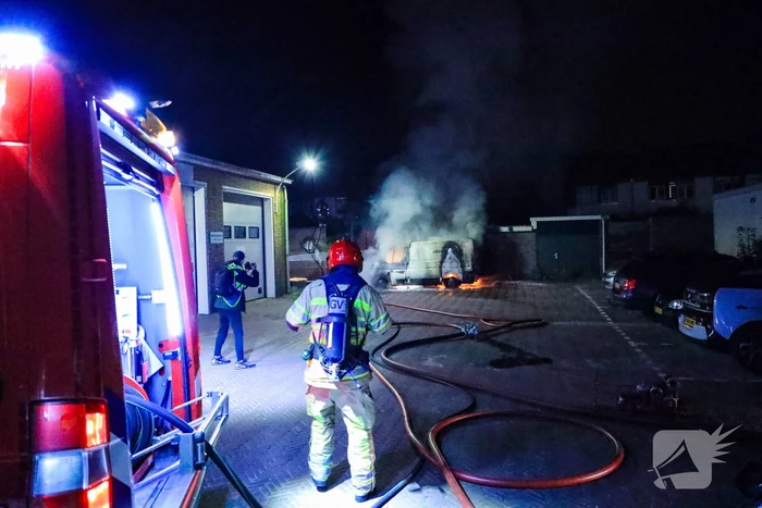 Bestelbus en deel van schuur volledig uitgebrand