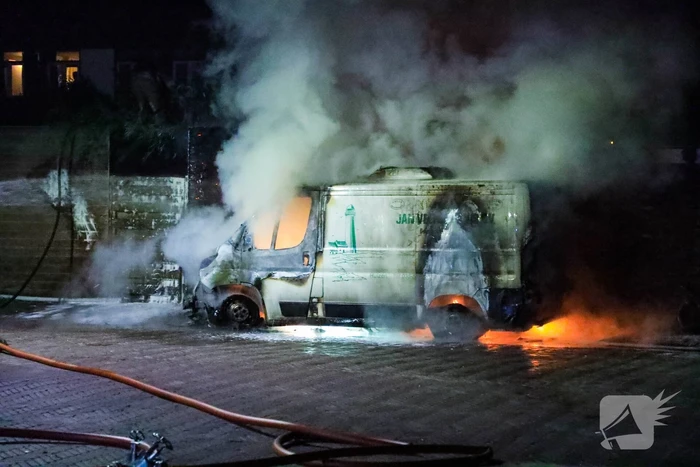 Bestelbus en deel van schuur volledig uitgebrand