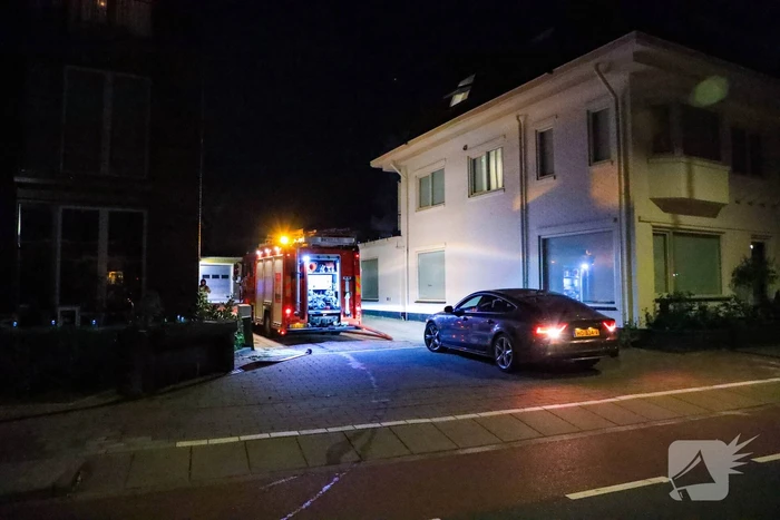 Bestelbus en deel van schuur volledig uitgebrand