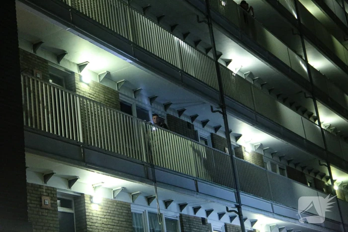 Brandweer blust brand in keuken van appartement
