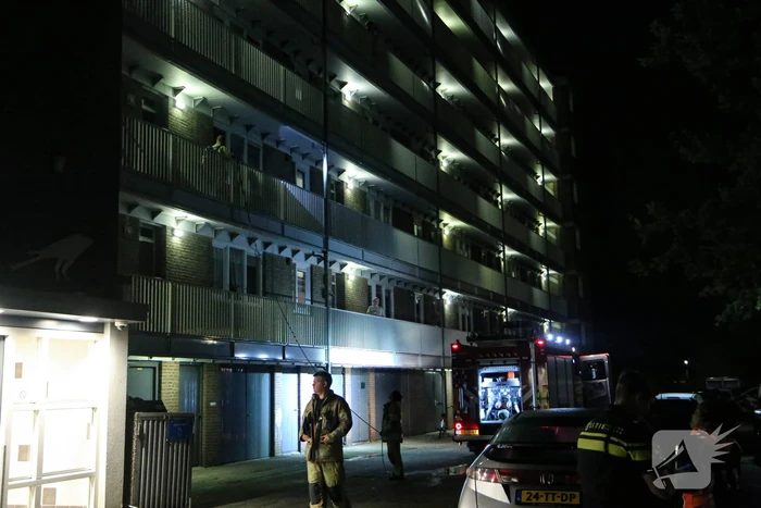 Brandweer blust brand in keuken van appartement
