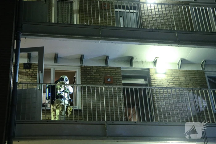 Brandweer blust brand in keuken van appartement