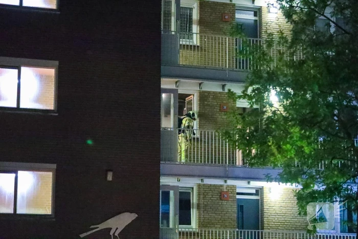 Brandweer blust brand in keuken van appartement