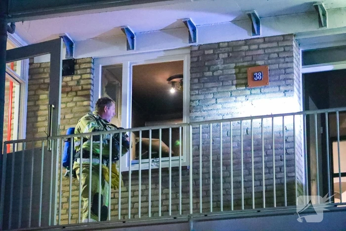 Brandweer blust brand in keuken van appartement