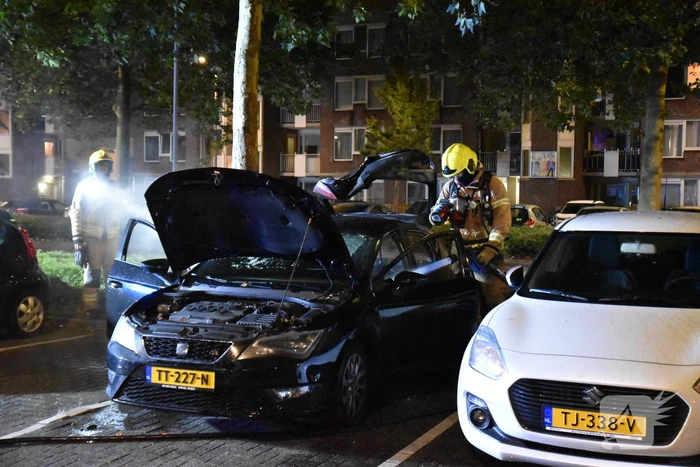 Geparkeerd staande auto verwoest door brand