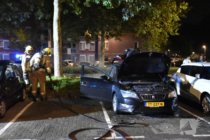 Geparkeerd staande auto verwoest door brand