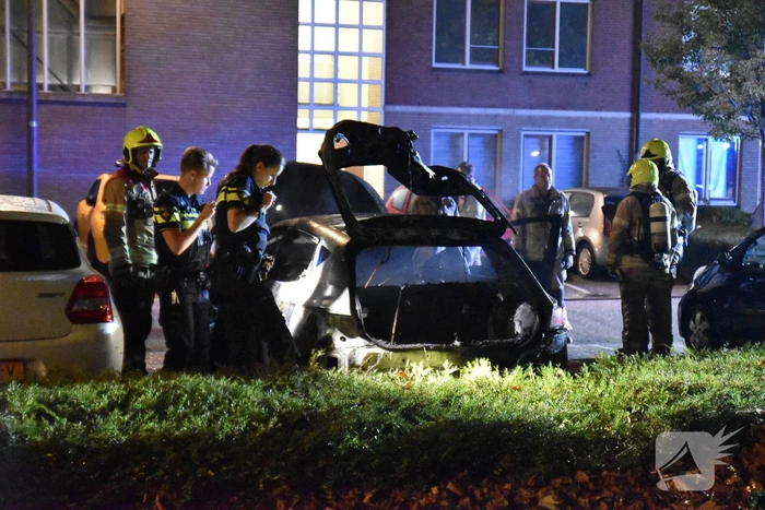 Geparkeerd staande auto verwoest door brand