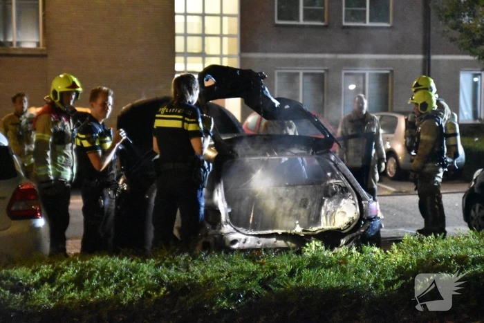 Geparkeerd staande auto verwoest door brand