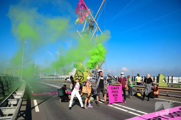 Klimaatactivisten Extinction Rebellion blokkeren toegang Shell-Pernis