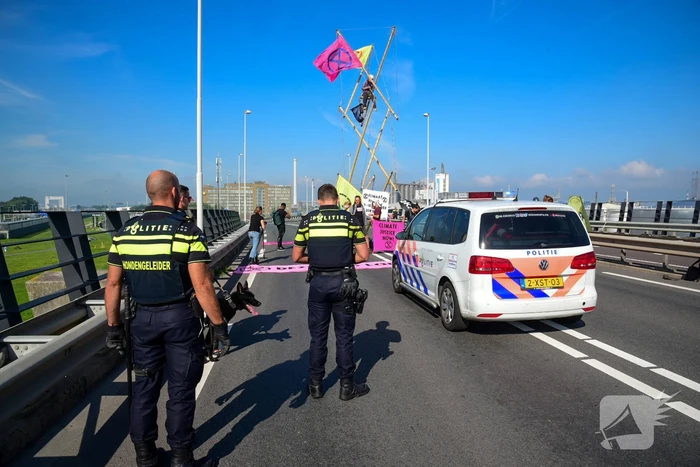 Klimaatactivisten Extinction Rebellion blokkeren toegang Shell-Pernis