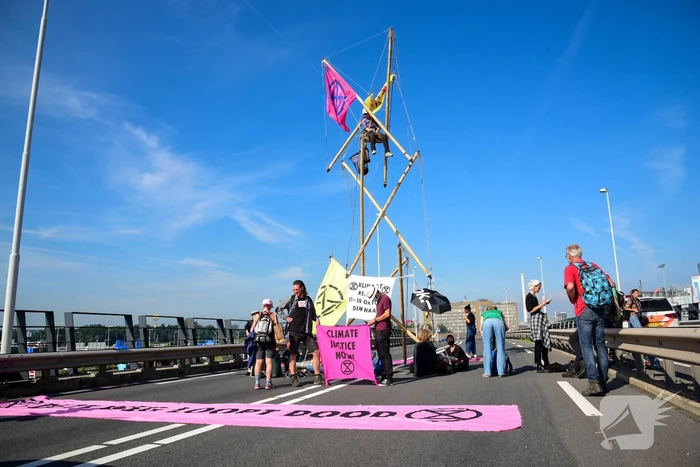 Klimaatactivisten Extinction Rebellion blokkeren toegang Shell-Pernis
