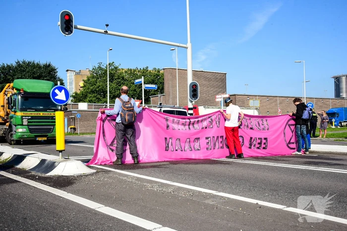 Klimaatactivisten Extinction Rebellion blokkeren toegang Shell-Pernis