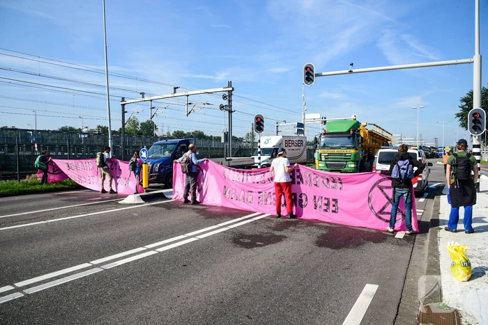 Klimaatactivisten Extinction Rebellion blokkeren toegang Shell-Pernis
