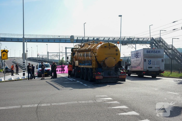 Klimaatactivisten Extinction Rebellion blokkeren toegang Shell-Pernis