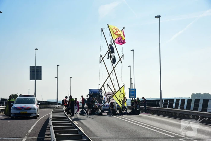 Klimaatactivisten Extinction Rebellion blokkeren toegang Shell-Pernis