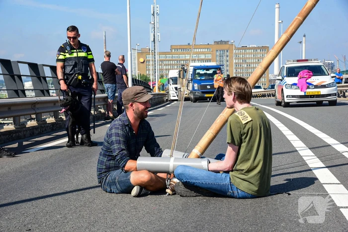 Klimaatactivisten Extinction Rebellion blokkeren toegang Shell-Pernis