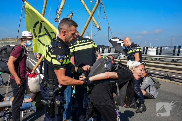 Klimaatactivisten Extinction Rebellion blokkeren toegang Shell-Pernis