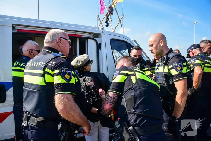 Klimaatactivisten Extinction Rebellion blokkeren toegang Shell-Pernis