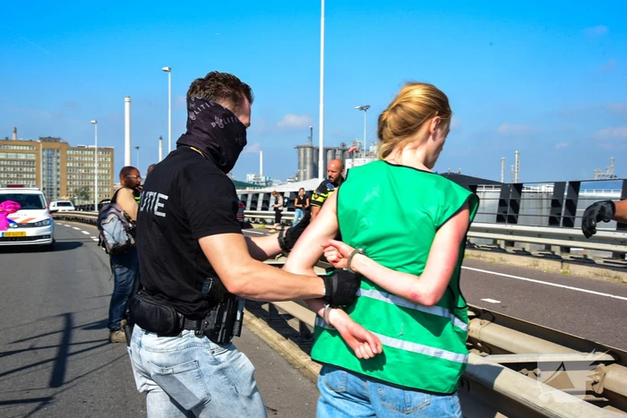 Klimaatactivisten Extinction Rebellion blokkeren toegang Shell-Pernis