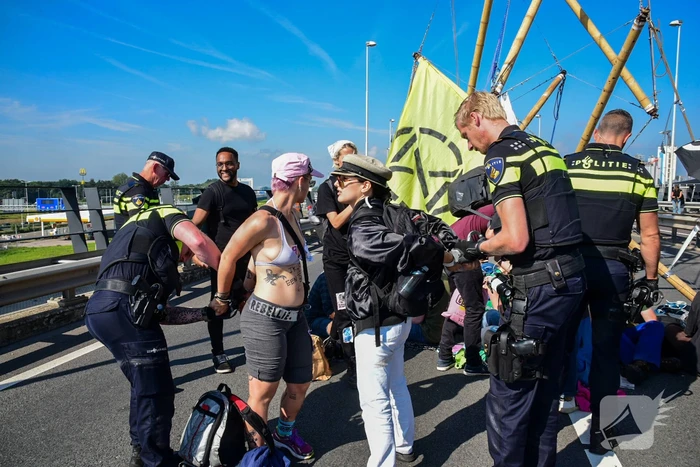 Klimaatactivisten Extinction Rebellion blokkeren toegang Shell-Pernis