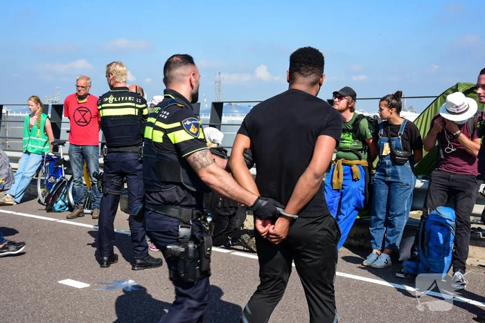 Klimaatactivisten Extinction Rebellion blokkeren toegang Shell-Pernis