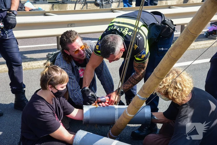 Klimaatactivisten Extinction Rebellion blokkeren toegang Shell-Pernis