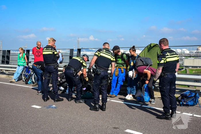 Klimaatactivisten Extinction Rebellion blokkeren toegang Shell-Pernis
